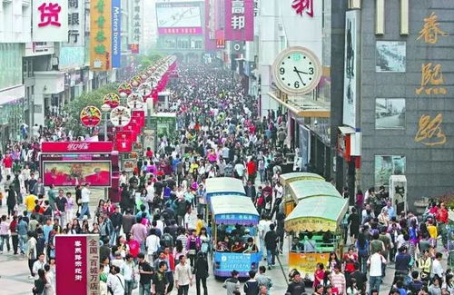 成都春熙路巨型3D蛇引发热议，逼真效果背后的争议