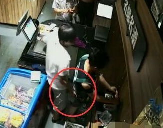 女老板被醉酒顾客打后还击改判无罪