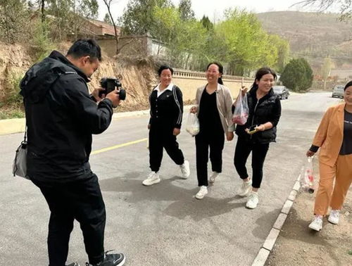 村支书威胁“拍天坑垃圾”被停职