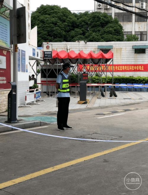 男生第1个出考场用手机狂拍家长