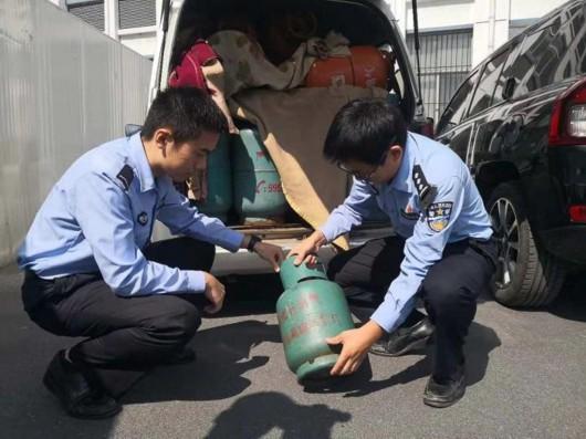 男子因违规着装进车间被“劝退”